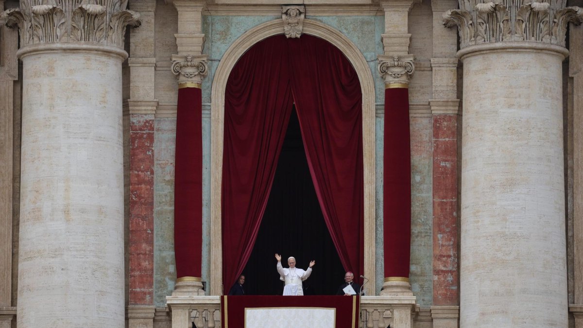 El Papa León XIV saluda a los fieles desde la Basílica de San Pedro antes de la oración Regina Coeli este domingo en el Vaticano.