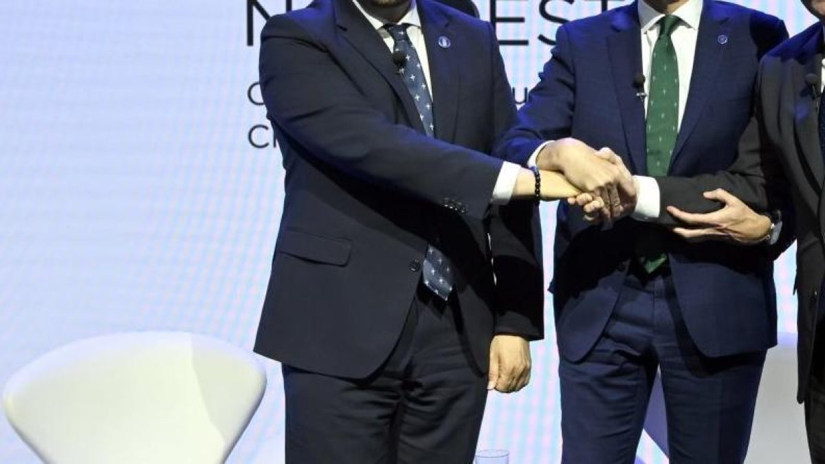 Adrián Barbón, Rueda y Alfonso Fernández Mañueco, recientemente en Santiago.