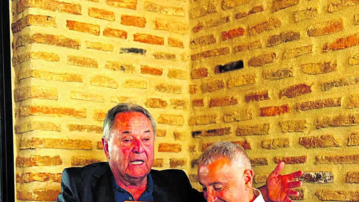 Bayon le entrega el regalo a León Rodríguez