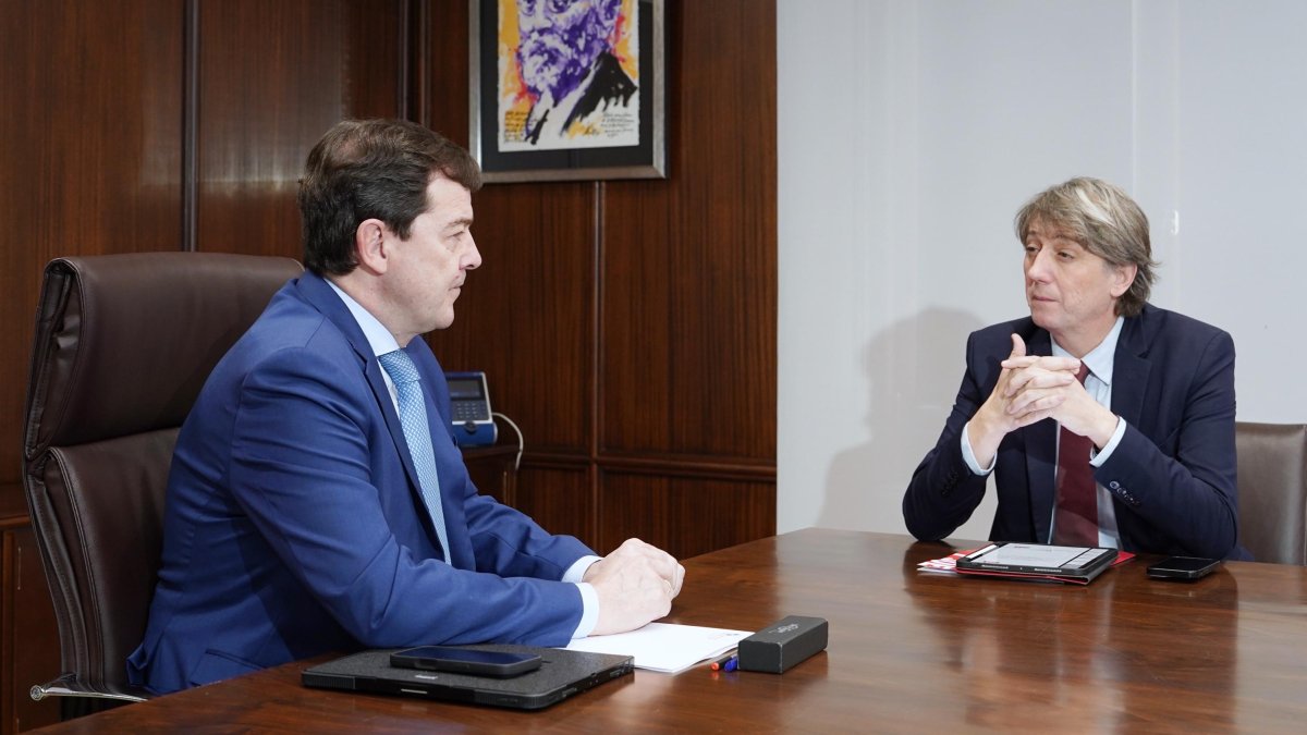 El presidente de Castilla y León, Alfonso Fernández Mañueco en un encuentro con el secretario general del PSCyL, Carlos Martínez.