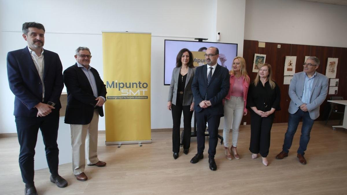 El alcalde presentó los nuevos puntos de recarga junto a los responsables de Asprona y de la empresa del transporte.