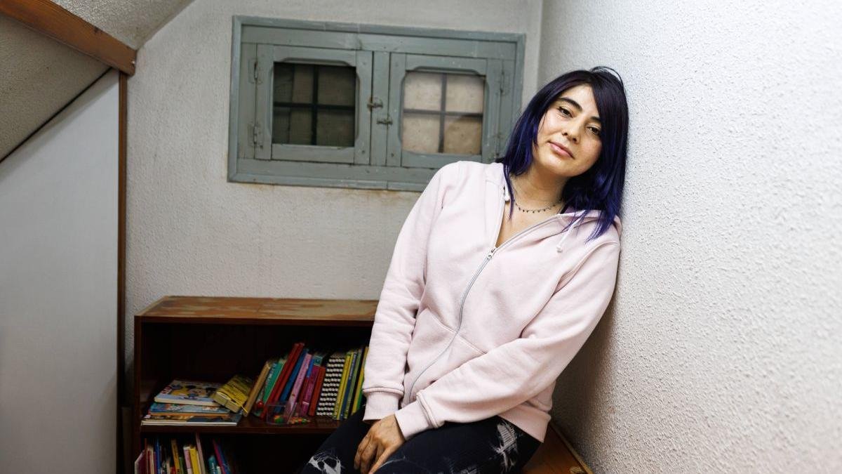 Milena, en la bohardilla de la casa hogar donde sube para meditar y dibujar.