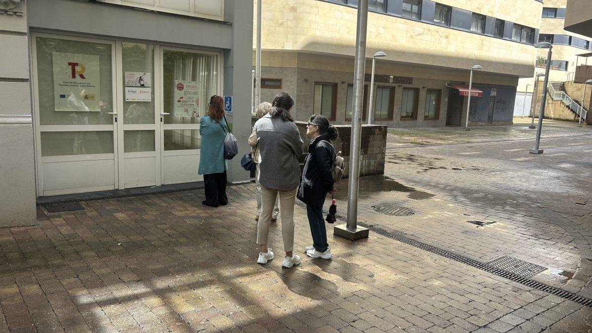 Cleintes, ayer por la mañana en la oficina de la Cámara de Comercio en la avenida Padre Isla.