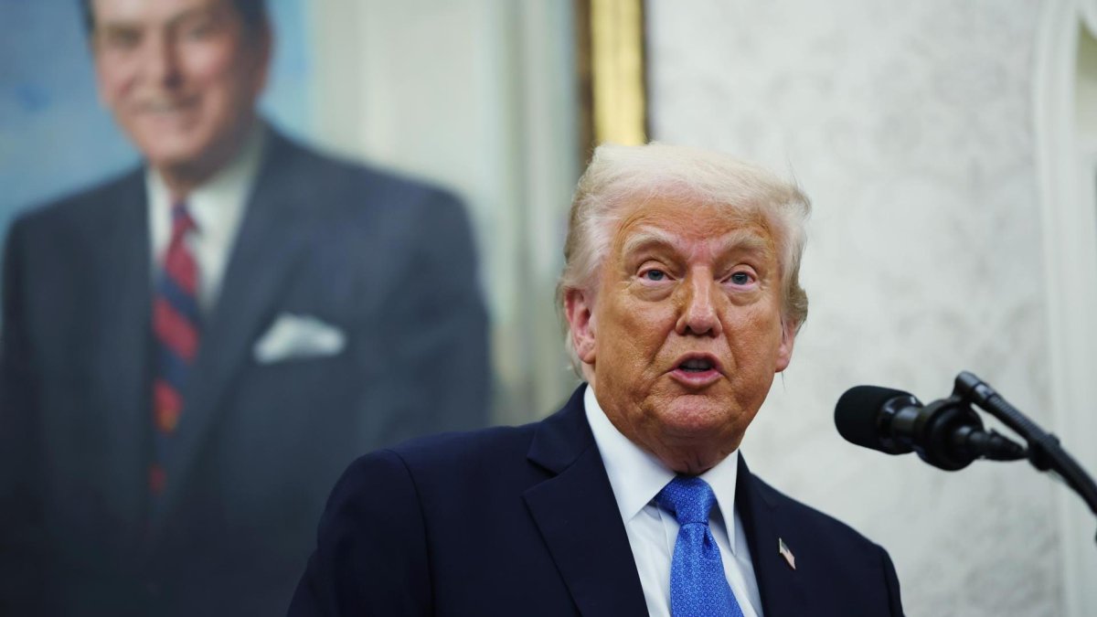 El presidente estadounidense, Donald Trump, habla en la Oficina Oval de la Casa Blanca en Washington, DC, EE.UU., 19 de mayo de 2025. EFE/EPA/SAMUEL CORUM / POOL.