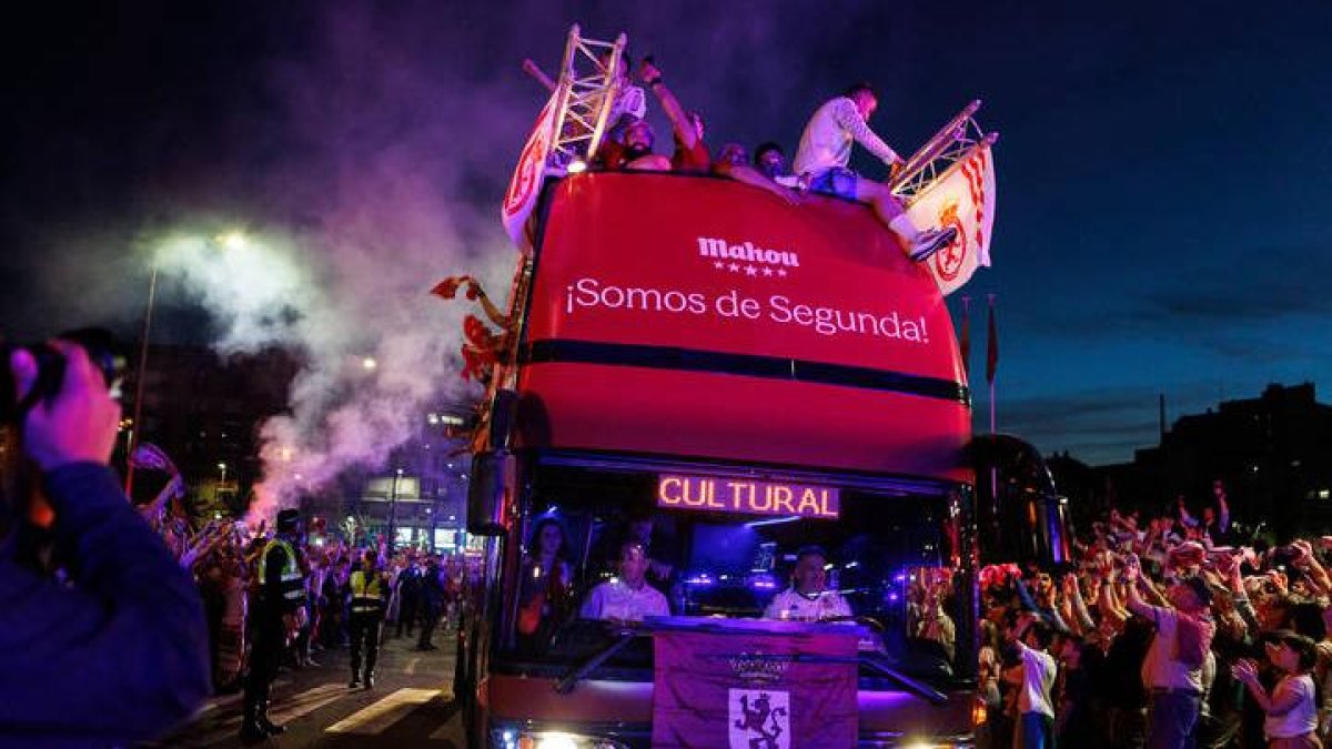 Celebración del ascenso a Segunda División de la Cultural.