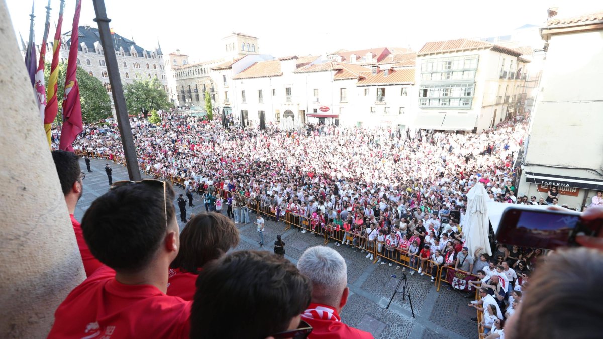 La afición vivió otra jornada de fiesta en el ascenso de la Cultural. Esta vez con la visita institucional al Ayuntamiento de León.