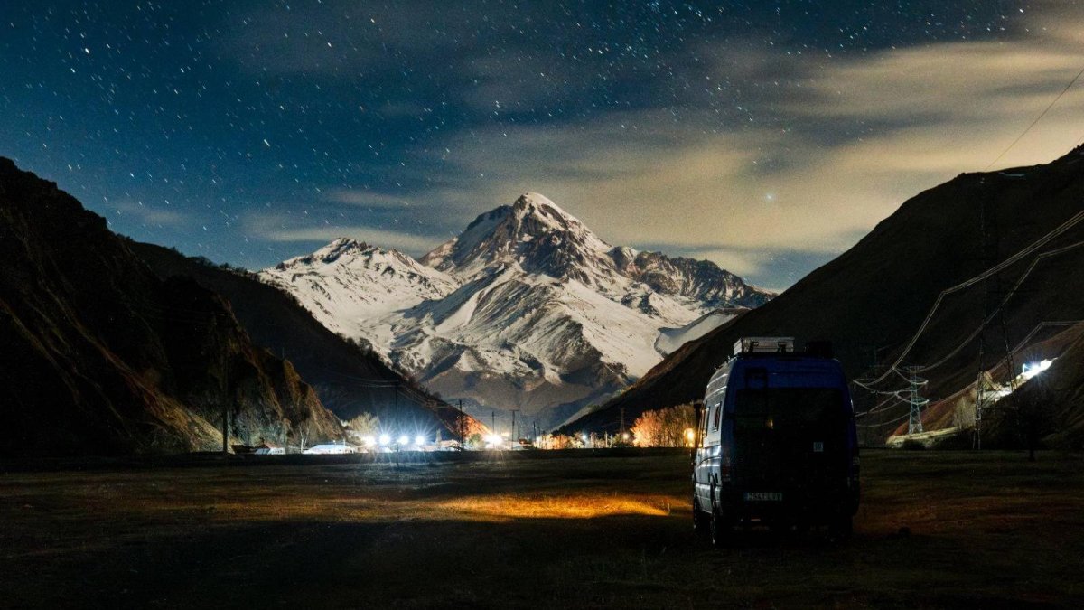 Monte Kazbek, entre Georgia y Rusia. Es el impactante Gran Caucaso. En la imagen, la furgoneta 4x4 en la que Rubén Sánchez lleva viajando tres años fotografiando las montañas del mundo.