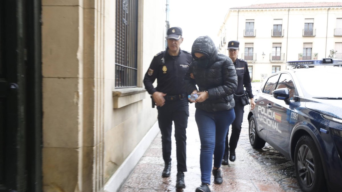 La acusada, a su llegada a la Audiencia.
