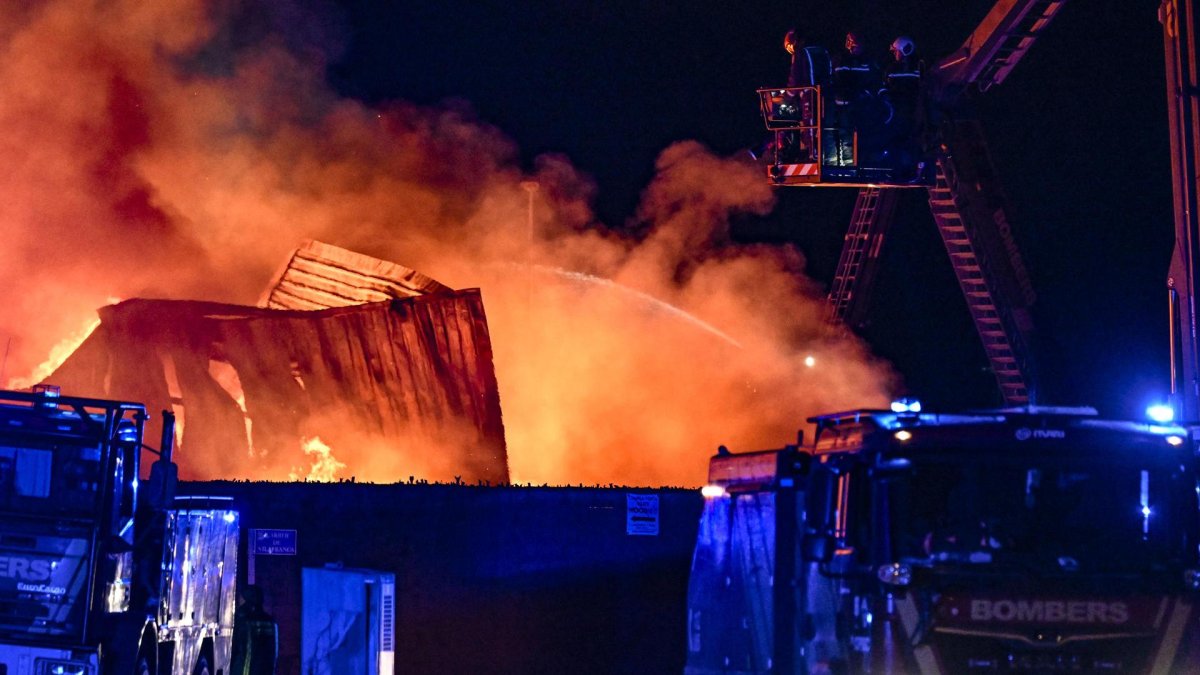 Controlado el incendio industrial iniciado el viernes en una nave de almassora (castellón)