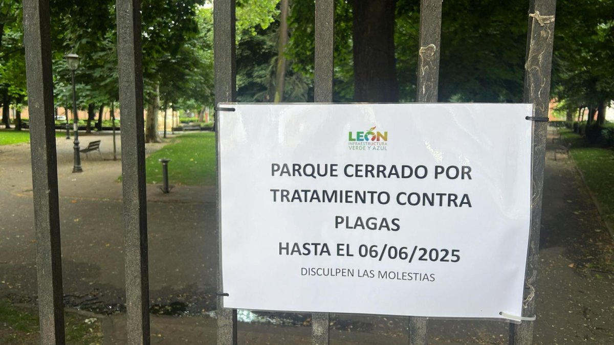 El parque de San Francisco permanece cerrado por labores preventivas frente a una posible plaga de roedores.
