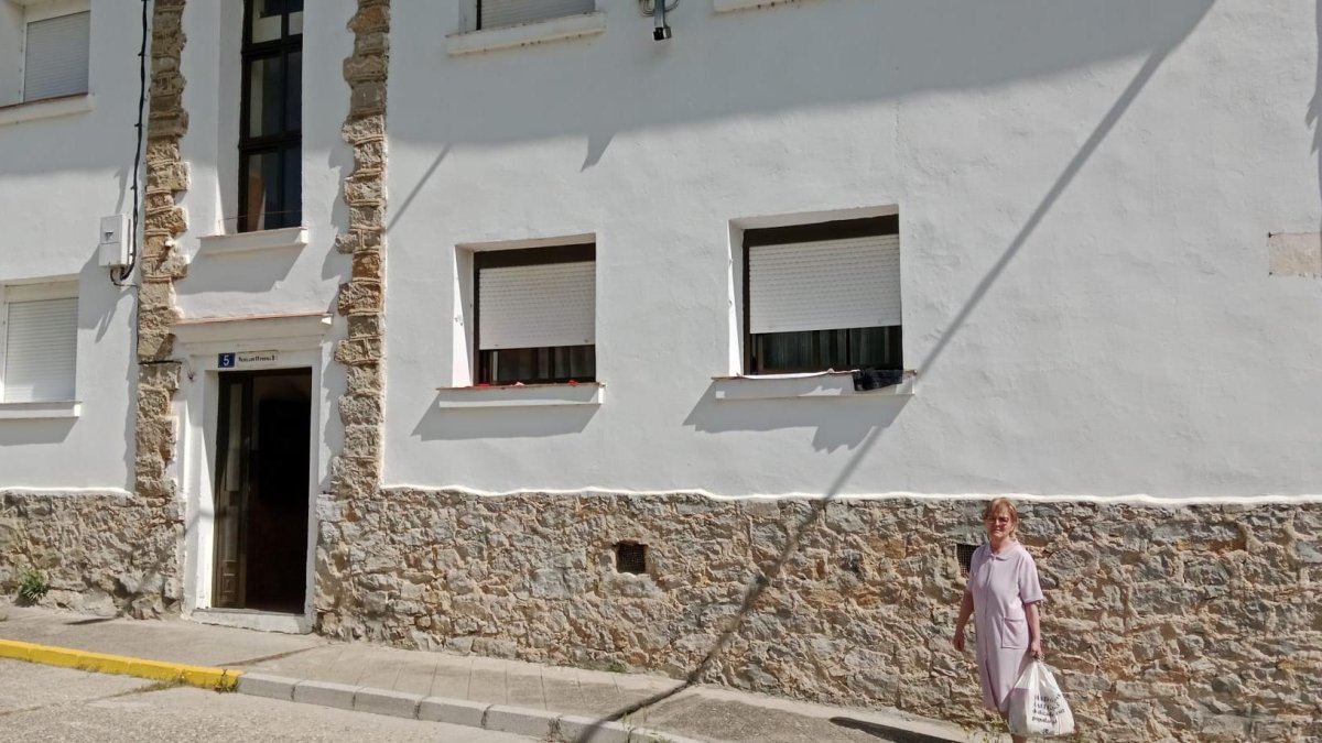 Una vecina del barrio de Colominas en uno de los edificios afectados.