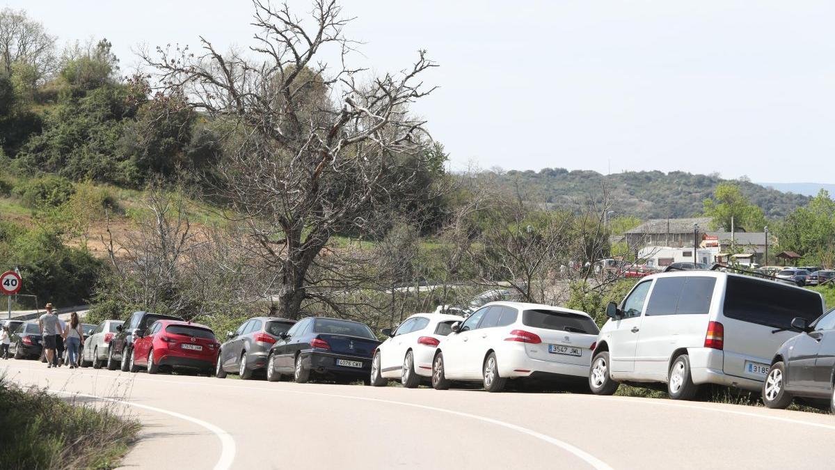 Coches aparcados en la cuneta de la carretera a Las Médulas, en una imagen de archivo.