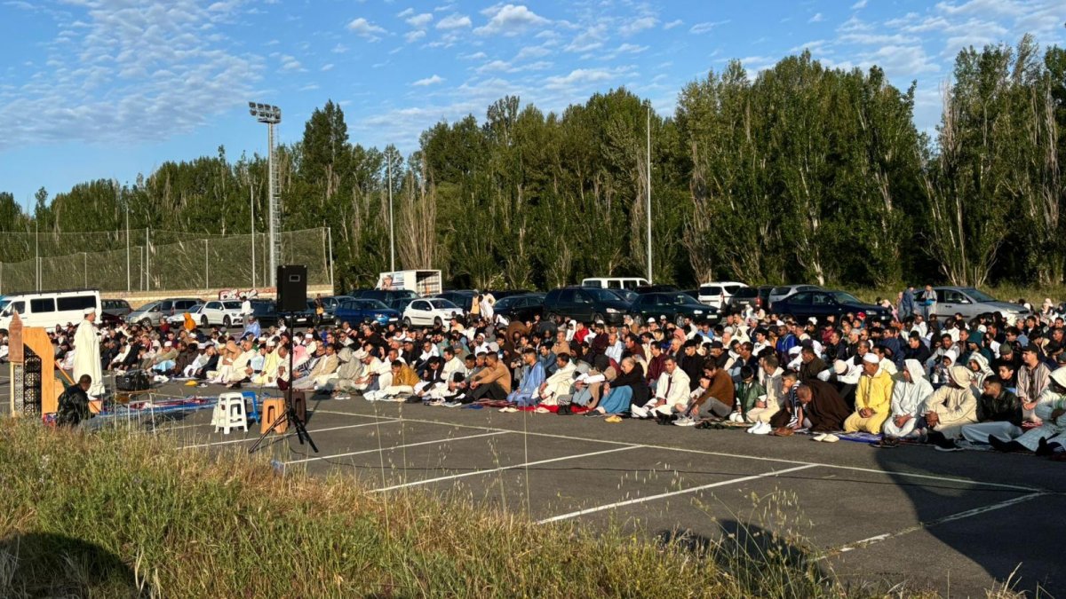 Un momento del rezo de la fiesta del Cordero en Puente Castro.