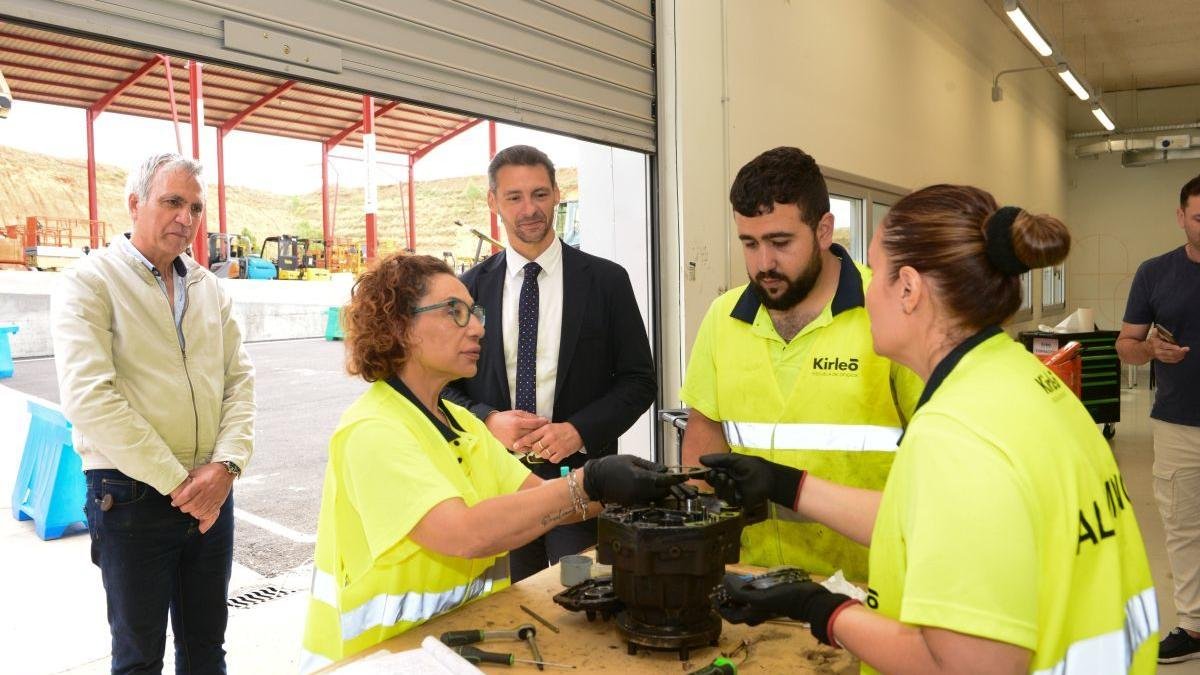 Visita del gerente del Ecyl a la planta de GAM en Villamañán.
