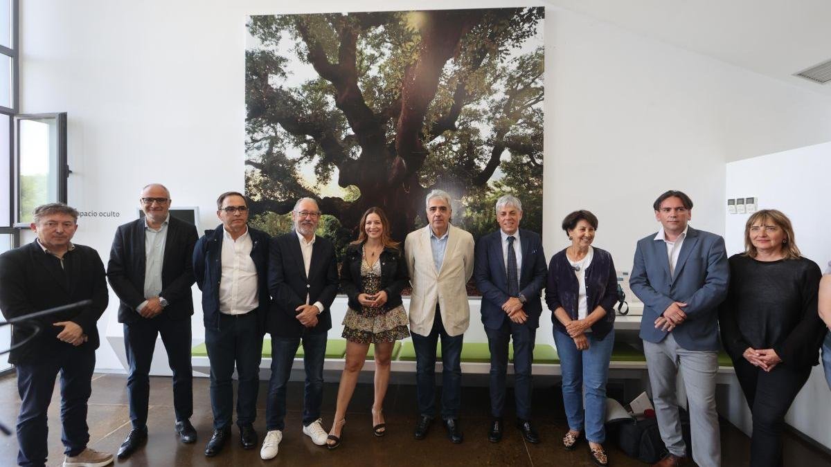 Eva Testa, del Coal, y Juan Carlos Prieto (quinta y sexto izda.), junto a los miembros de la Fundación Las Médulas.