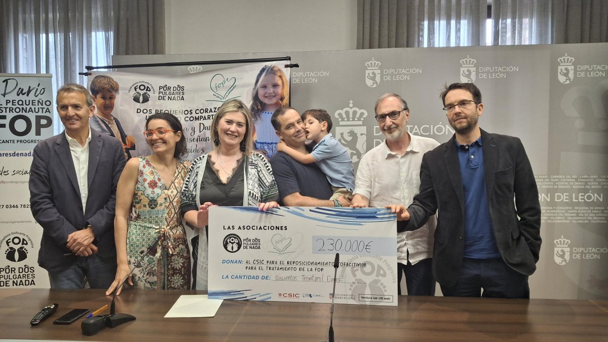 Rueda de pensa con los dos invesgtigadores a los que van destinados los 230.000 euros.
