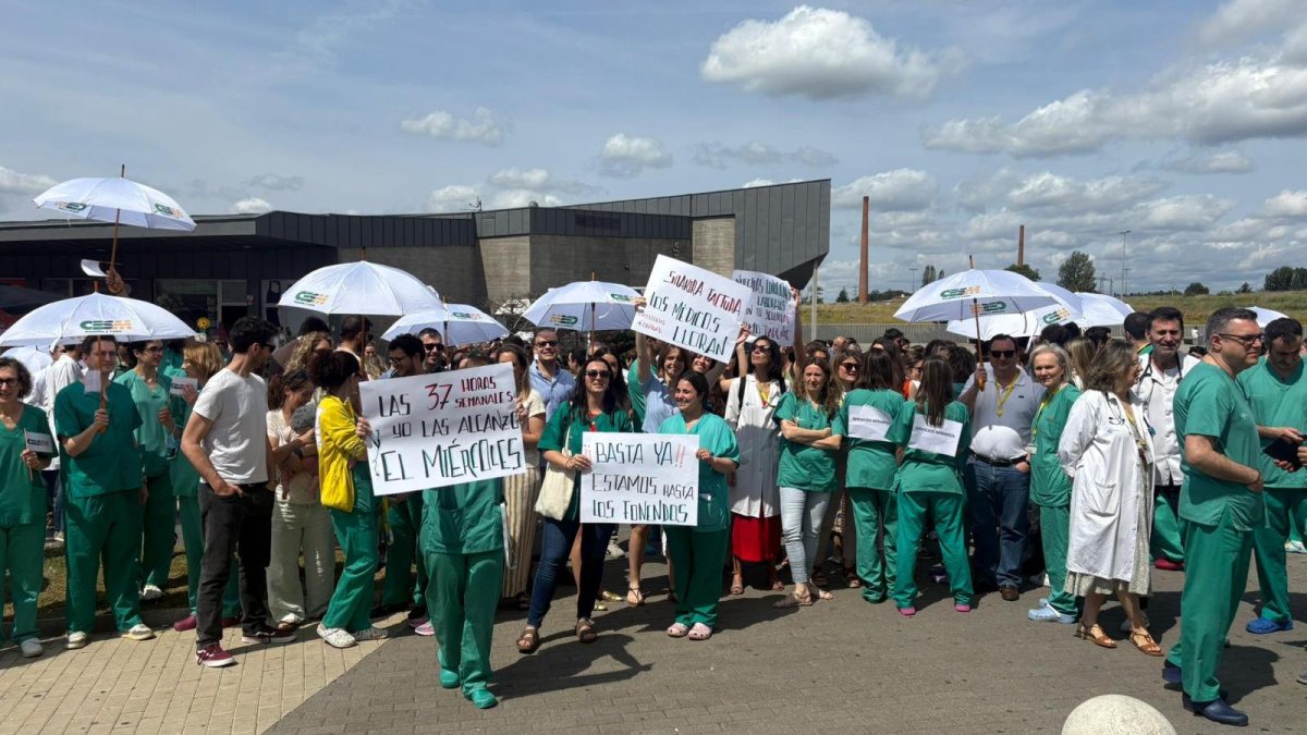 Concentración de médicos frente al Hospital de León.