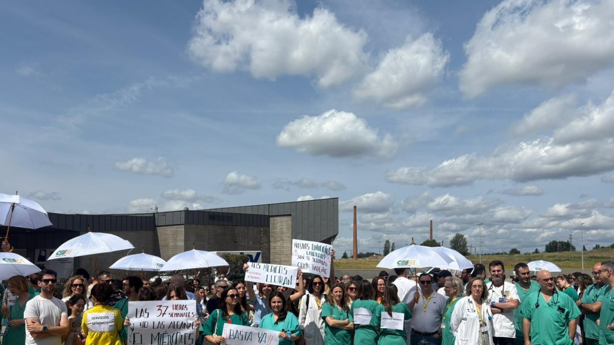 Concentración de médicos frente al Hospital de León.