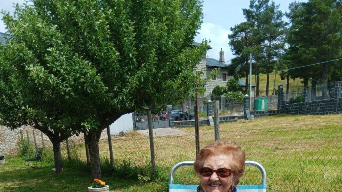 Gabriela Hidalgo, en el jardín de su casa en San Emiliano.