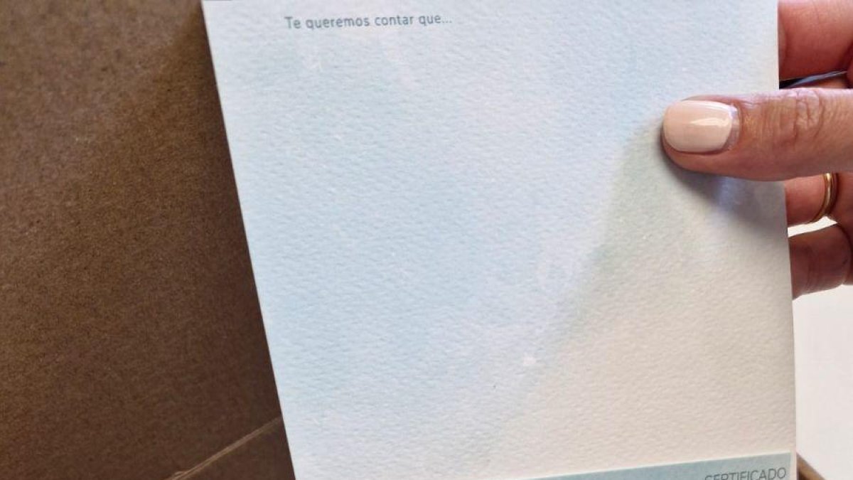 La caja contiene material para que las amilias guarden los recuerdos del bebé.
