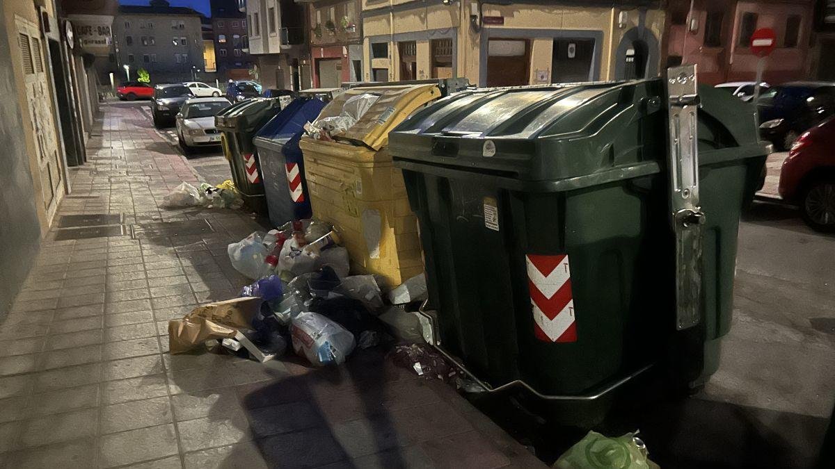 Contenedores en la calle Pérez Crespo, en la madrugada del sábado.