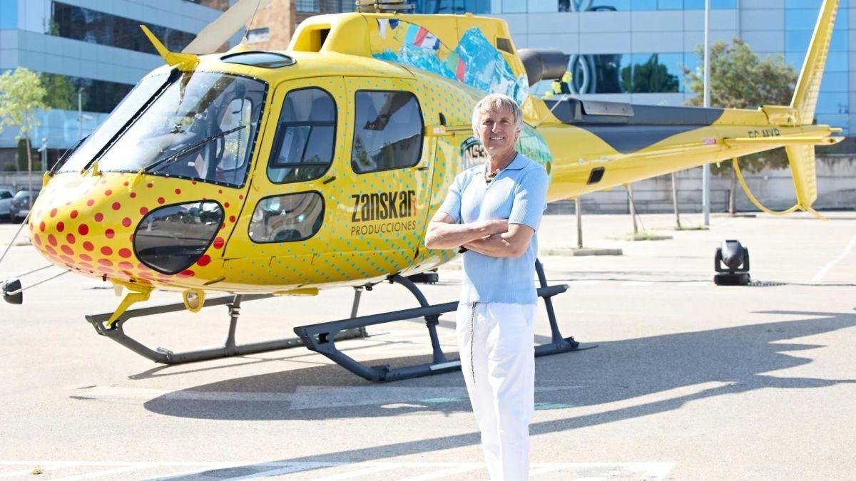Jesús Calleja junto al helicóptero del programa.