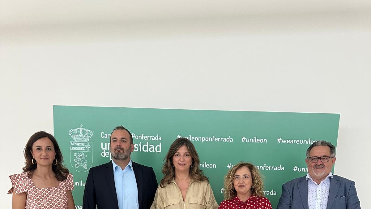 En el centro, el decano de Ciencias de la Salud, la rectora y la vicerrectora.