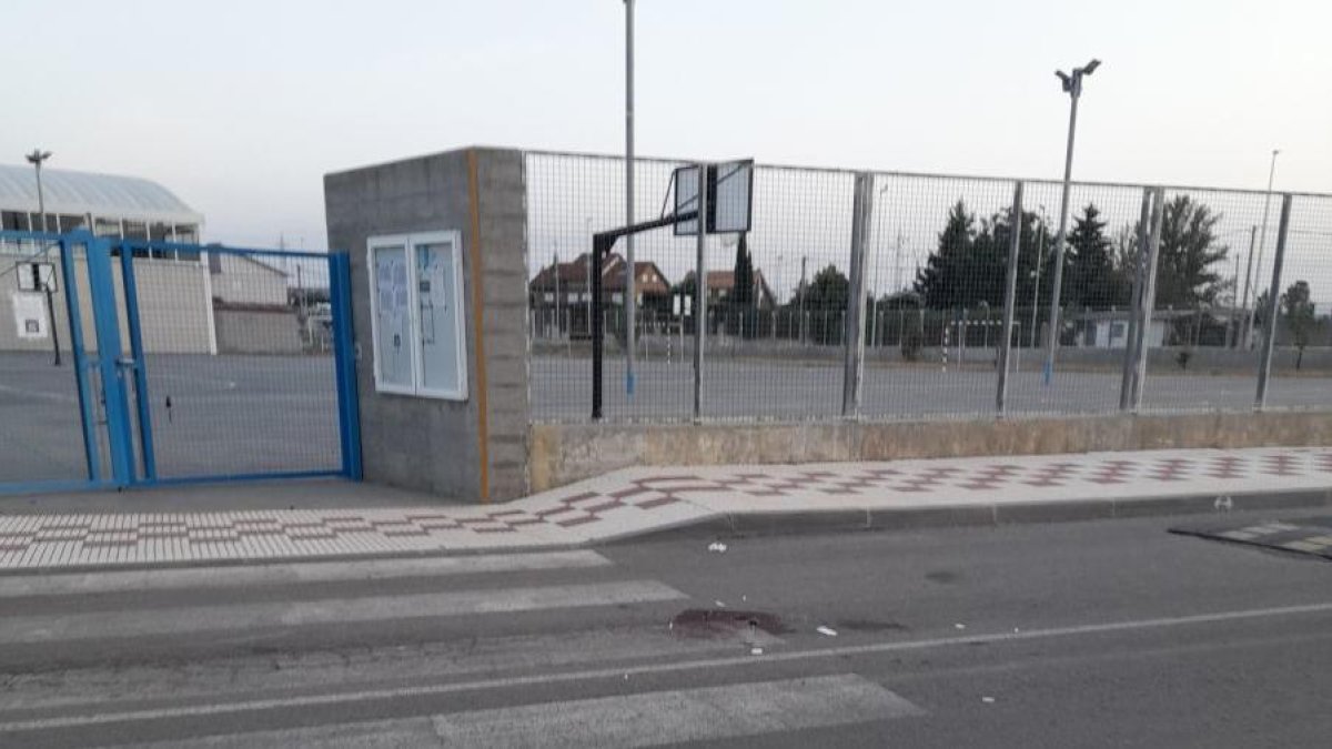 Lugar donde se produjo el atropello mortal, junto al colegio de Los Adiles de Villaobispo, y donde quedan marcas de la víctima.