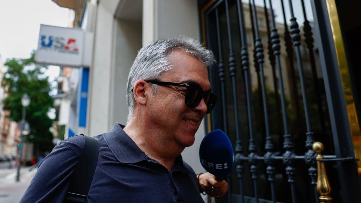 El exsecretario de Organización del PSOE Santos Cerdán junto a varios periodistas.