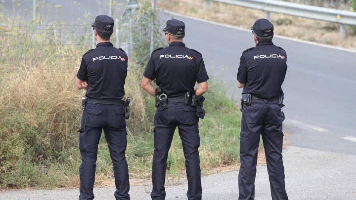 Imagen de archivo de tres agentes de la Policía Nacional.