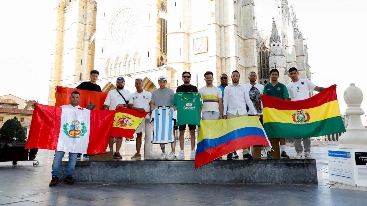 Los representantes de los 10 países que participarán en el Mundialito Leonés 2025 con sus respectivas banderas delante de la Catedral.