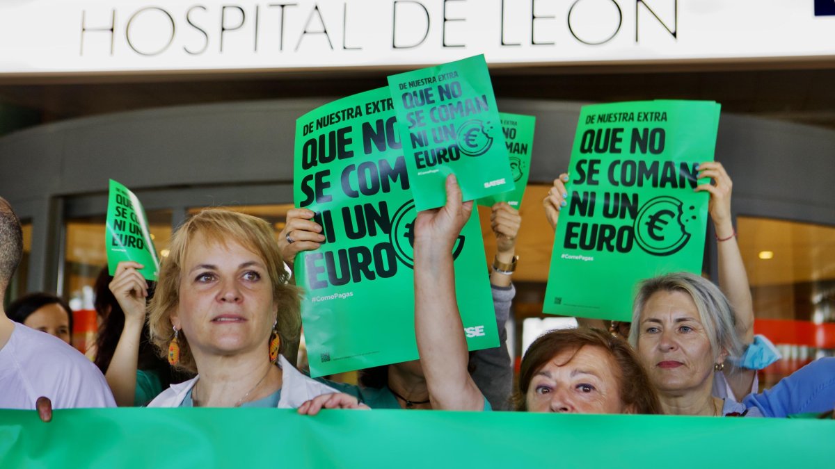 Enfermeras y fisios se manifiestan en defensa de las pagas extra íntegras