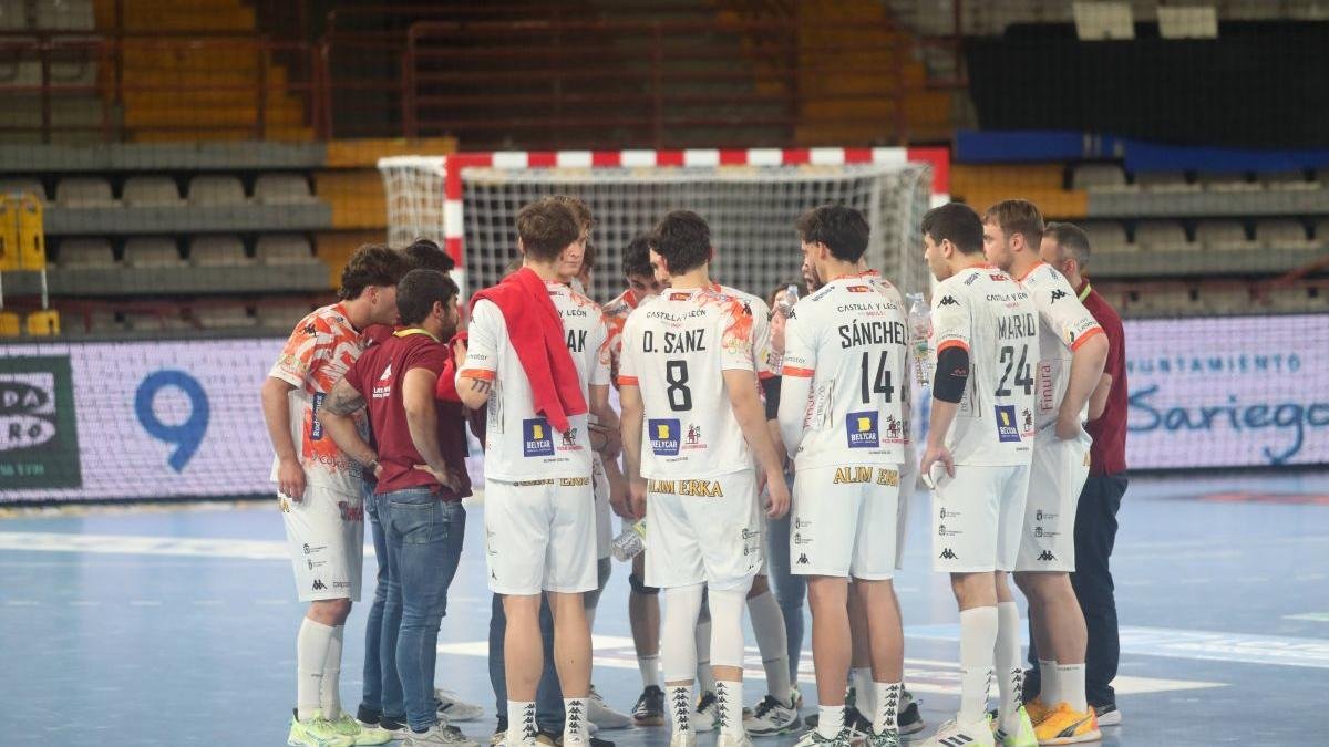 El Abanca Ademar mantendrá a casi toda su plantilla del pasado curso e incorpora a tres jugadores.