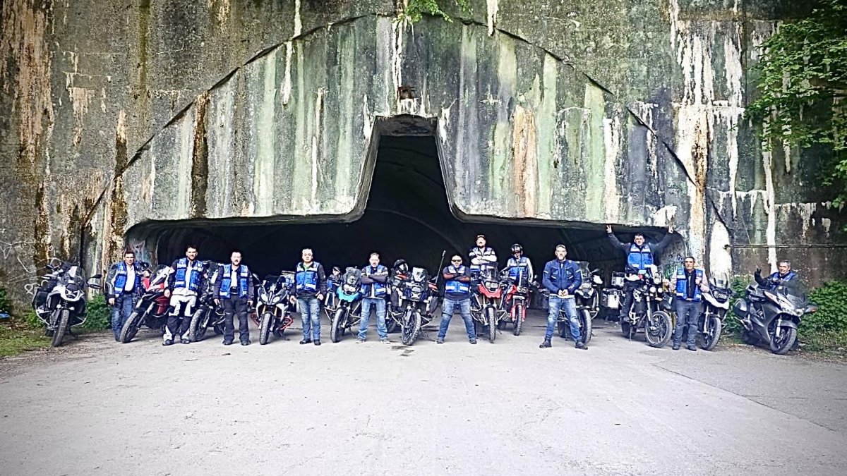 Los moteros leoneses ante la entrada de una antigua base secreta militar de la II Guerra Mundial en Checoslovaquia, un hangar excavado en la roca por donde se metían los aviones en Zeljava.