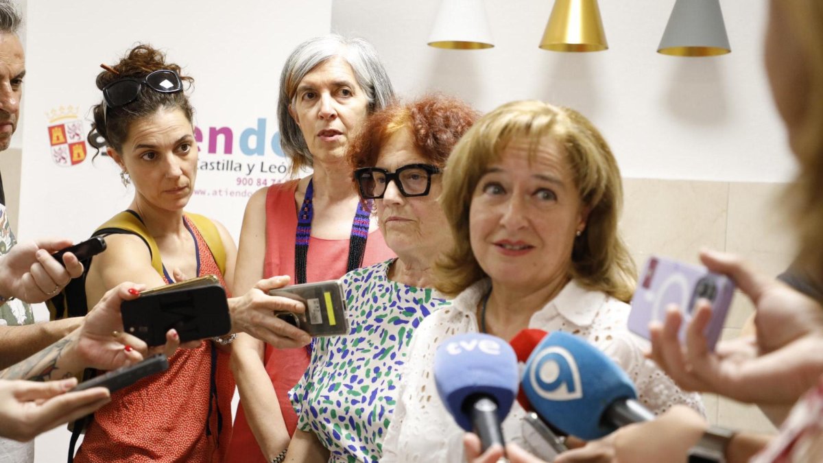 Del Ser atiende a los medios informativos.