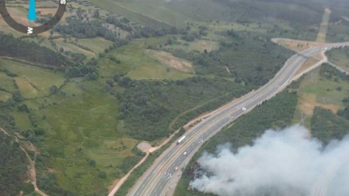 Incendio en Manzanal del Puerto, cerca de la A-6.