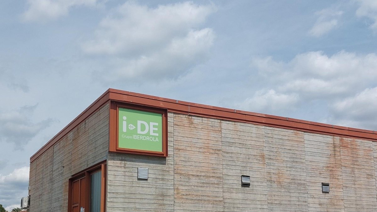 Alumnos de tercer grado de Ingeniería Eléctrica de la Universidad de León han visitado la subestación transformadora Eras de Renueva de i-DE, la distribuidora de Iberdrola, ubicada en la capital leonesa.