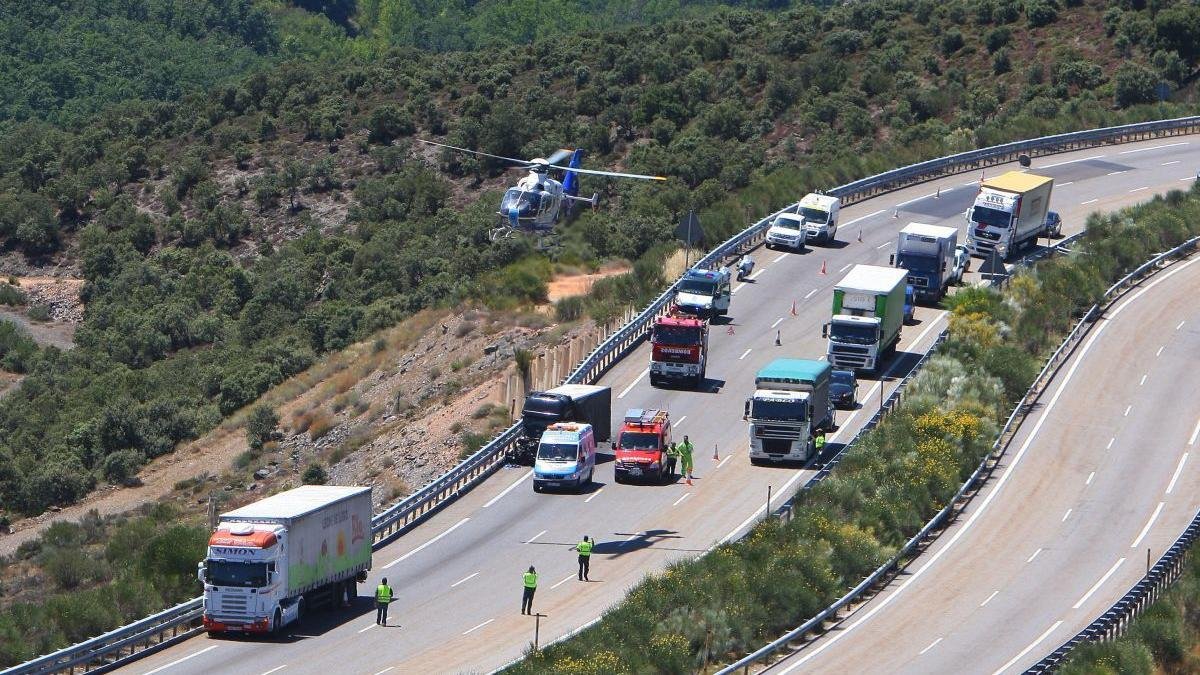 Imagen de archivo de la A-6 a su paso por Torre del Bierzo, durante la gestión de un accidente de tráfico.