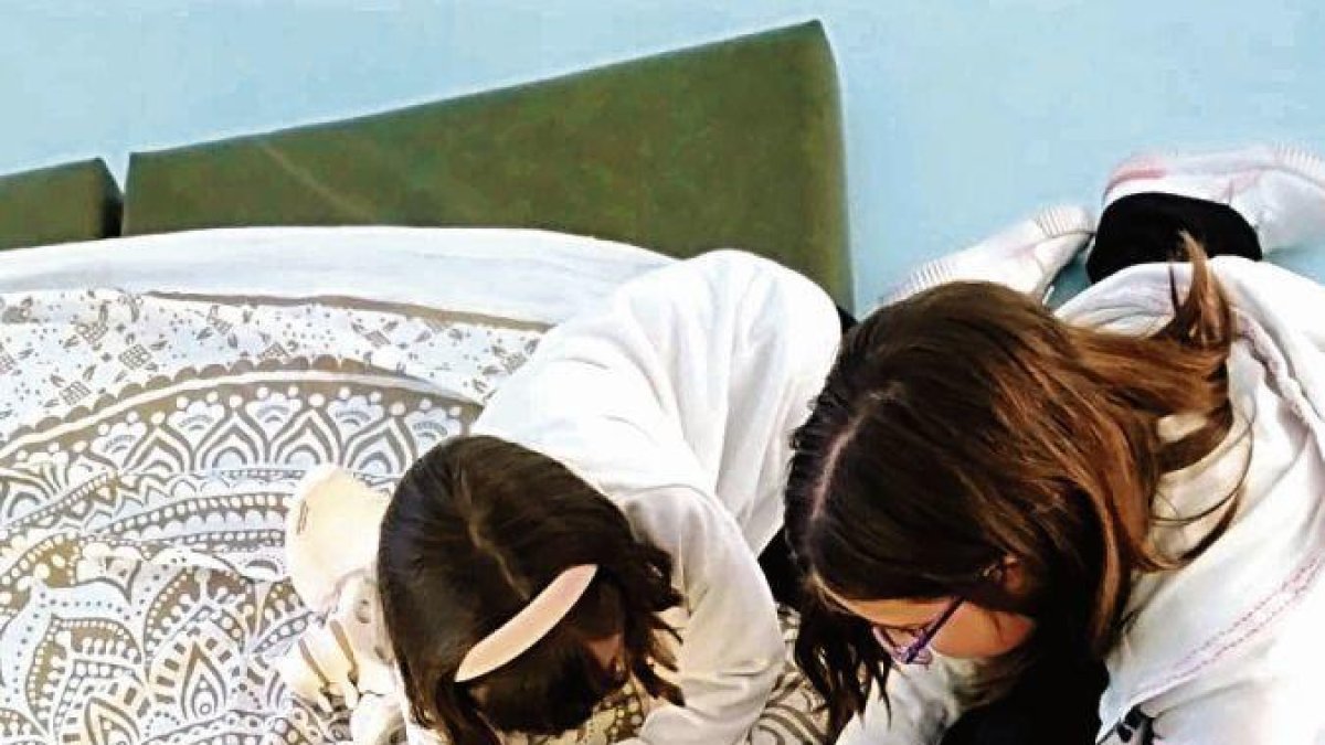 Las matronas impulsan talleres con piscina y yoga para mujeres y bebés y otro madre-hija.