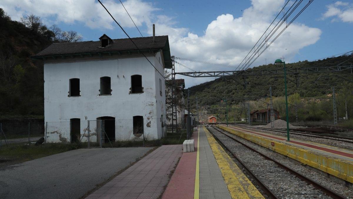 Imagen reciente de la antigua estación de Renfe en Torre del Bierzo, que será reformada.