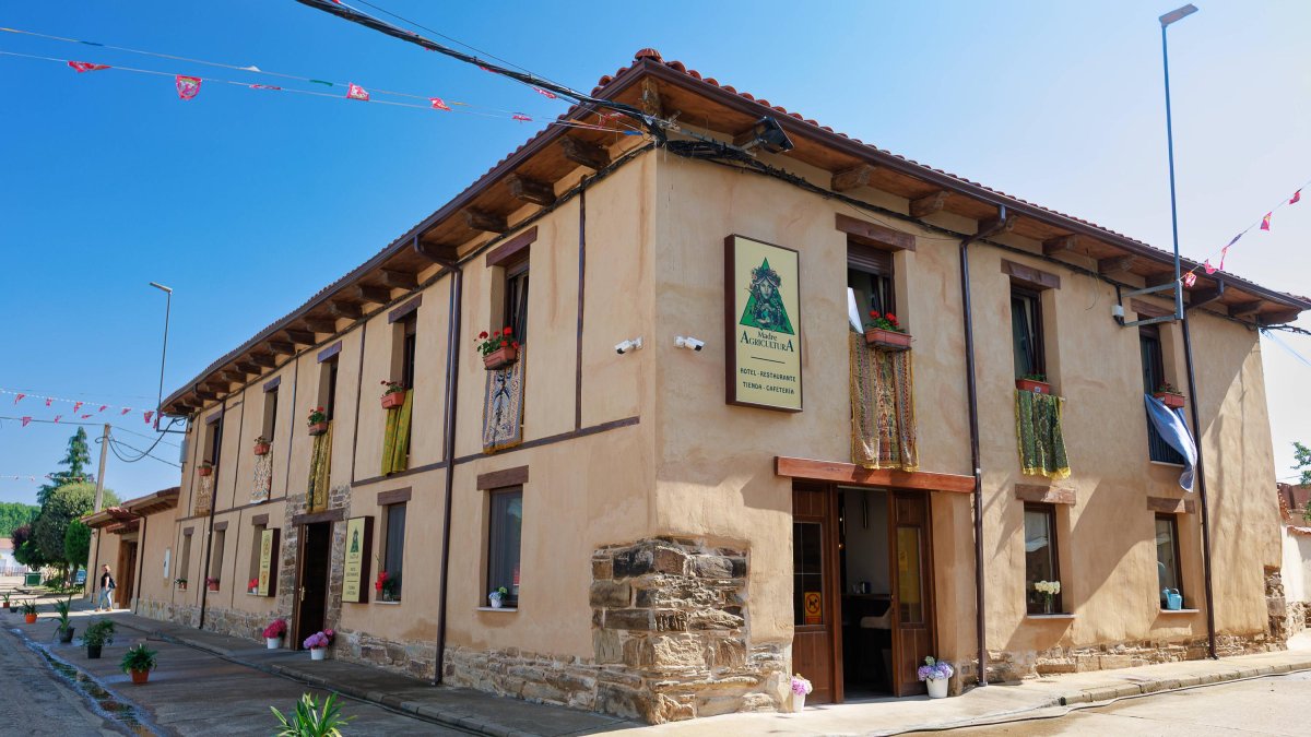 La antigua casa del cura, ahora reconvertida en un hotel rural, data de alrededor de 1.790.