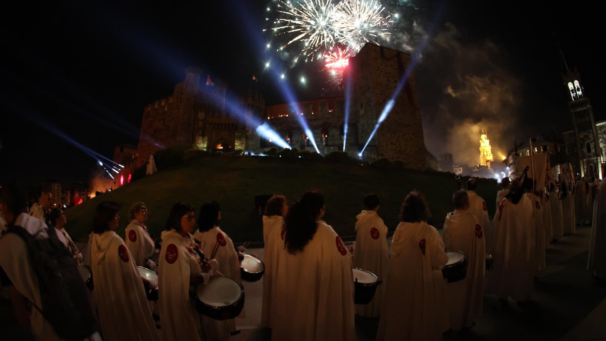 Desfile de los facsímiles de las supuestas reliquias hasta el Castillo de Ponferrada