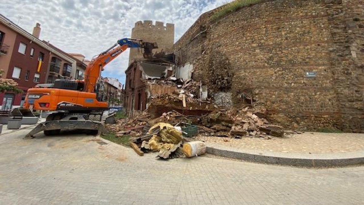 La maquinaria derriba la casa adosada a la muralla romana.
