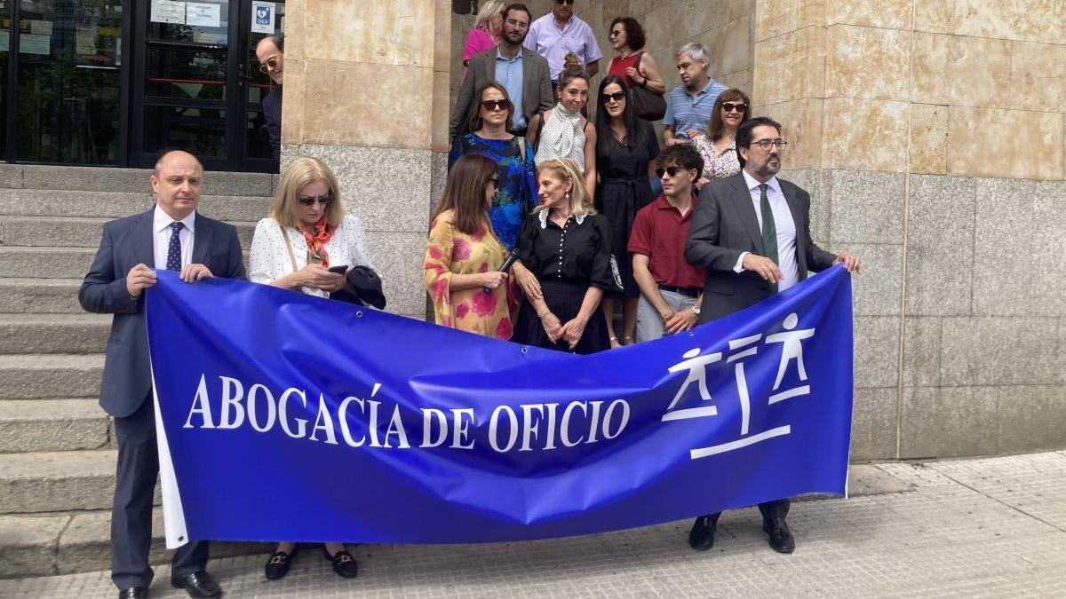 Los abogados de oficio se concentraron a la puerta de los juzgados de León.