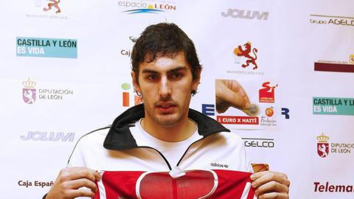 José Ángel Antelo, durante la presentación como jugador del Baloncesto de León.