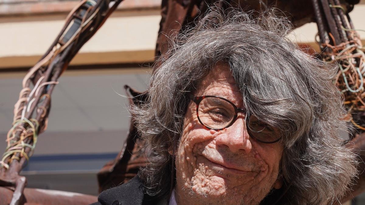 El escritor y periodista Eduardo Aguirre, presenta su ensayo 'Cervantes y la ternura humorística'.