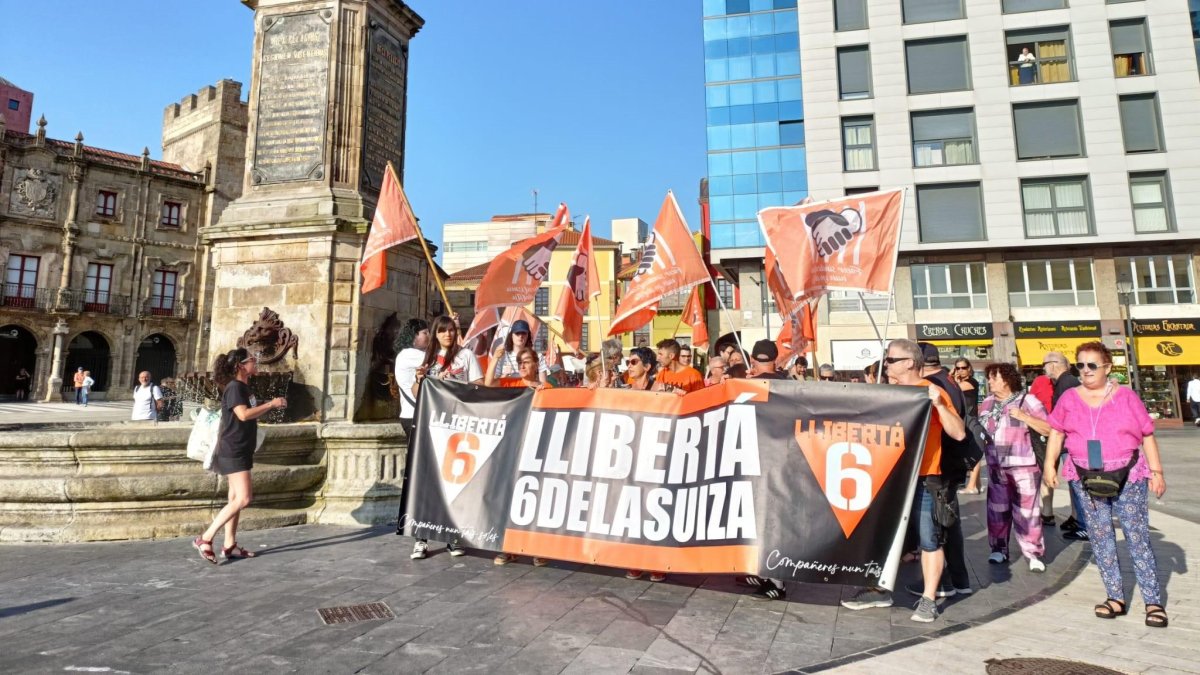 Manifestación de apoyo en Gijón a 'las seis de La Suiza'.