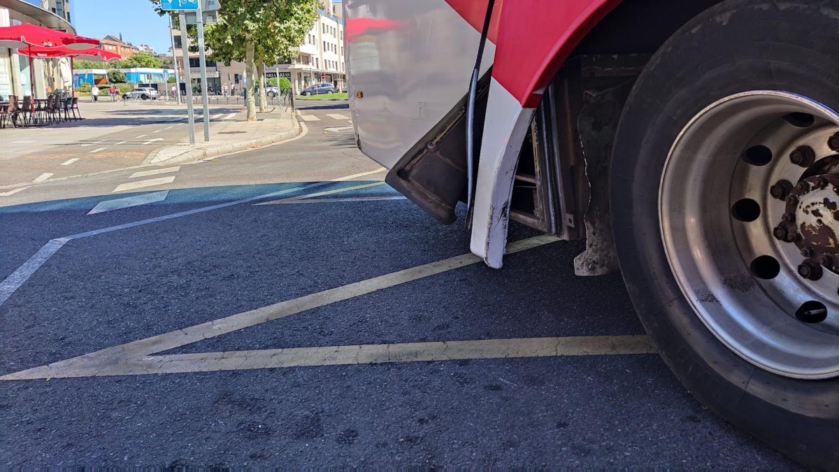 La rueda trasera del autobús se reventó generando un ruido similar a una explosión, pero sin consecuencias.