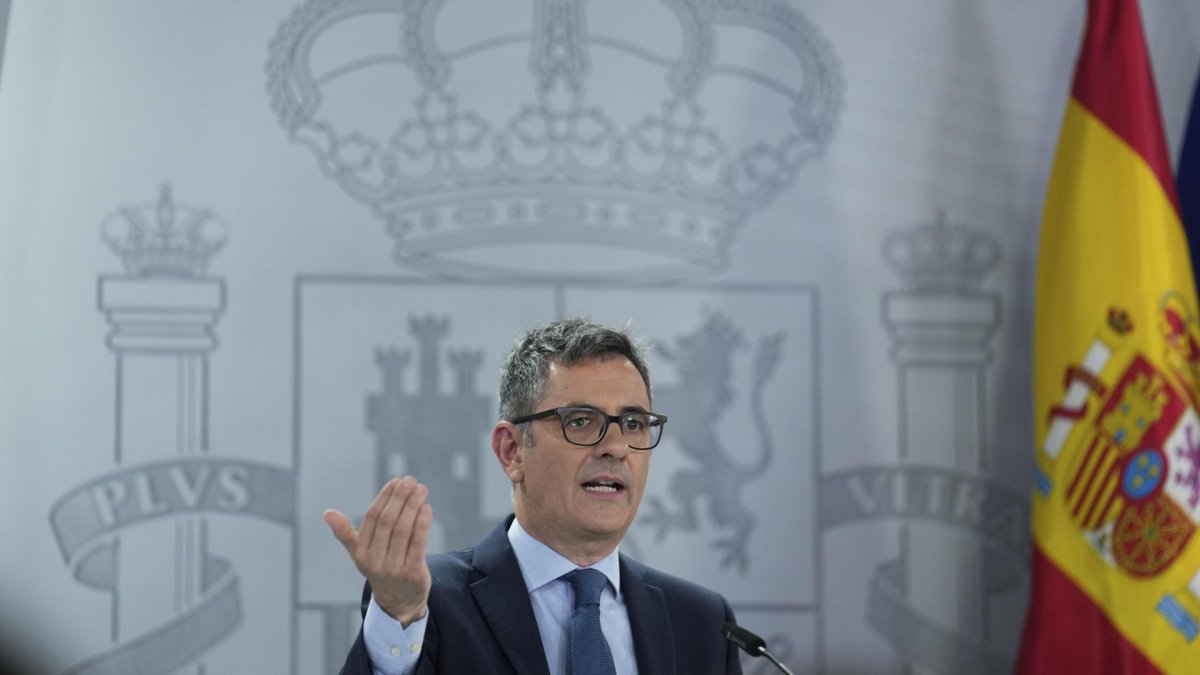 El ministro de la Presidencia, Justicia y Relaciones con las Cortes, Félix Bolaños, durante la rueda de prensa posterior al Consejo de Ministros.-EFE/ Borja Sanchez-Trillo.