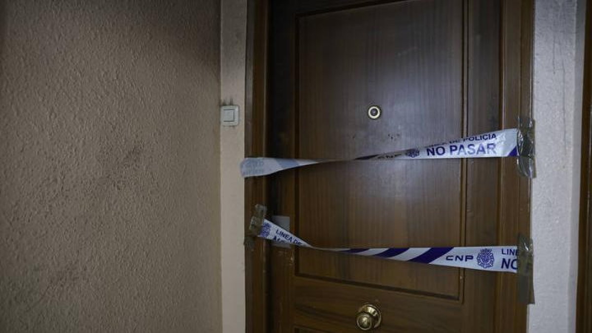 Vista de la vivienda incendiada en Zaragoza, que ha causado un herido grave, un niño de 5 años